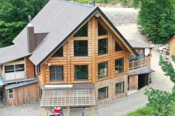 Photo du chalet de bois de coeur de dos